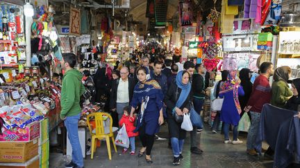 Des Iraniens font leurs achats dans le grand bazar de la capitale, Téhéran, le 3 novembre 2018 (illustration). (ATTA KENARE / AFP)