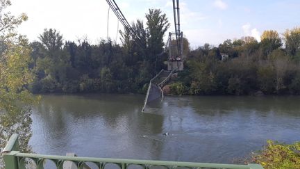 Un pont métallique suspendu s'est effondré à Mirepoix-sur-Tarn lundi 18 novembre. (SANDRINE MORIN / RADIO FRANCE)