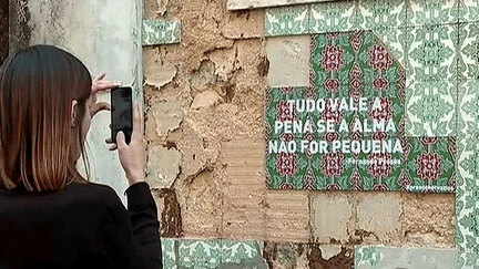 Les Azulejos de Lisbonne sont arrachés de leur mur pour être revendus ou emportés en souvenir
 (France 3 / Culturebox)