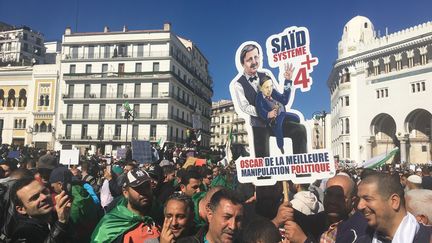 Des manifestants ciblent Saïd Bouteflika, le frère et conseiller du président algérien, le vendredi 15 mars 2019 (FRANCEINFO/MOHAMED BERKANI)