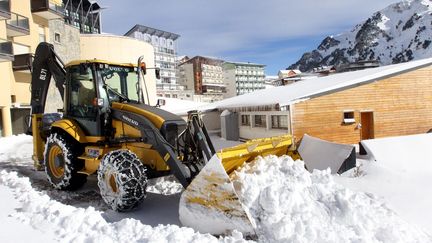 Premières neiges dans les Hautes-Pyrénées à La Mongie, connue pour le Tour Malet, le 22 novembre 2015. (LAURENT DARD / MAXPPP)