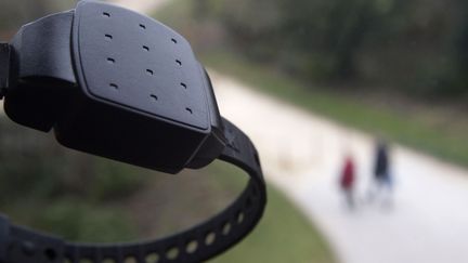 Ce type de bracelet &eacute;lectronique sera destin&eacute; &agrave; maintenir &agrave; distance de sa victime un conjoint violent.&nbsp; (JOEL SAGET / AFP)