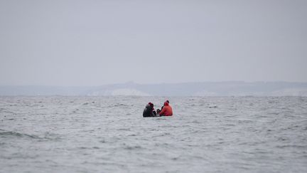 Des migrants tentent de traverser la Manche, le 27 août 2020. (SAMEER AL-DOUMY / AFP)