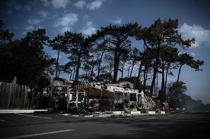 Les dégâts au camping "Les Flots Bleus" ravagé par un incendie proche de la Dune du Pilat, dans le sud-ouest de la France.&nbsp; (PHILIPPE LOPEZ / AFP)