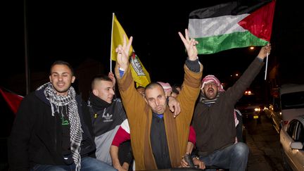 Des prisonniers palestiniens &eacute;clatent de joie quelques heures apr&egrave;s leur lib&eacute;ration par Isra&euml;l, &agrave; Jerusalem-Est (Isra&euml;l), le 31 d&eacute;cembre 2013. (AHMAD GHARABLI / AFP)