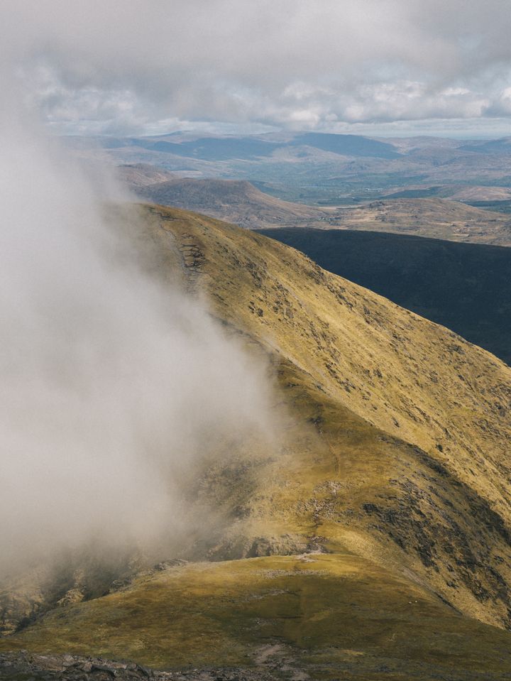 Sur le chemin des crêtes du mont Carrantuohill en Irlande. (CLARA FERRAND)