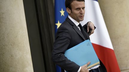 Le ministre de l'Economie, Emmanuel Macron, quitte le palais de l'Elysée à Paris, après le Conseil des ministres, le 5 novembre 2015. (LIONEL BONAVENTURE / AFP)