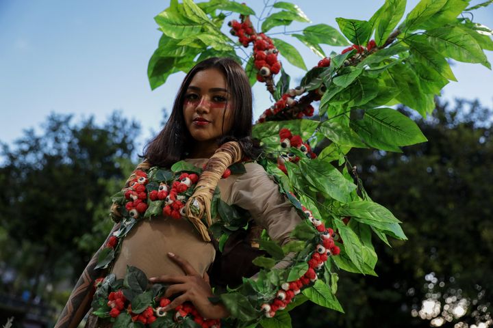 Première exposition à s'appuyer entièrement sur des stylistes et des mannequins indigènes à Manaus en Amazonie. Le 9 avril 2022 (MICHAEL DANTAS / AFP)