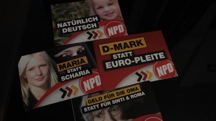 Des tracts du parti n&eacute;onazi allemand NPD : "Naturellement allemand" (en haut), "Des Maria pas la sharia (&agrave; gauche), "le Deutschmark plut&ocirc;t que l'euro-faillite" (&agrave; droite), "des sous pour nos grands-m&egrave;res pas pour les Roms" (en bas). (NATIONALDEMOKRATISCHE PARTEI DEUTSCHLANDS)