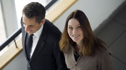 Nicolas Sarkozy et son &eacute;pouse, Carla Bruni, lors d'un d&eacute;placement de campagne &agrave; l'h&ocirc;pital de&nbsp;Fr&eacute;jus (Var), le 7 avril 2012.&nbsp; (LIONEL BONAVENTURE / AFP POOL)