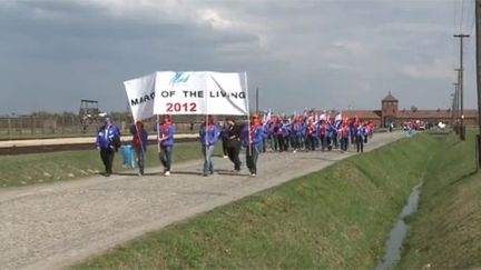 Marche organisée pour la journée annuelle de la Shoah, le 19 avril 2012 à Auschwitz. (AFP)