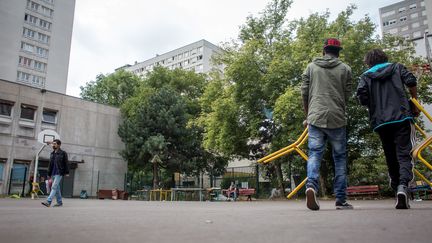 Des migrants occupent le lyc&eacute;e d&eacute;saffect&eacute; de la rue Jean-Quarr&eacute;, dans le 19e arrondissement de Paris, le 4 ao&ucirc;t 2015. (MICHAEL BUNEL / NURPHOTO / AFP)