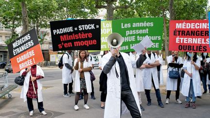 Rassemblement à l'appel du syndicat national des praticiens à diplôme hors Union européenne, le 31 mai 2022. (BRUNO LEVESQUE / MAXPPP)