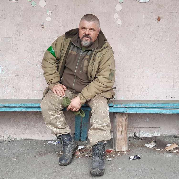 Le commandant "Lion" du premier bataillon mécanisé "Les loups de Da Vinci", près de la ligne de front à Bakhmout en Ukraine, le 13 mars 2023. (THIBAULT LEFEVRE / RADIO FRANCE)