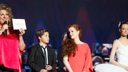 Camille, la gagnante (en rouge), entourée d'Hannaë et Jules, les 2 autres finalistes, et de Marianne James
 (Nathalie Guyon / FTV)