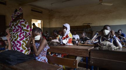 Des élèves maliens portent des masques à Bamako, le 2 juin 2020. (MICHELE CATTANI / AFP)