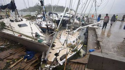 &nbsp; (Le cyclone Pam a traversé la principale île du Vanuatu, où habitent plus de  65.000 personnes, et un groupe d'îles situées plus au sud, qui comptent 33.000  habitants © AP/SIPA)