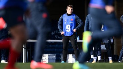 Antoine Dupont lors d'un entraînement du XV de France à Marcoussis (Essonne), le 11 février 2021. (FRANCK FIFE / AFP)