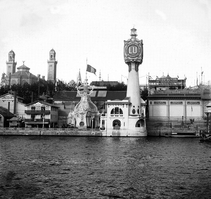 Le pavillon LU en bord de Seine, face à la tour Eiffel, à l'Exposition universelle de 1900. (AFP PHOTO / UPI)