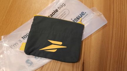 Une trousse de la Poste "upcyclée" à partir des anciens gilets des agents, en décembre 2023. (SOPHIE AUVIGNE / RADIO FRANCE)