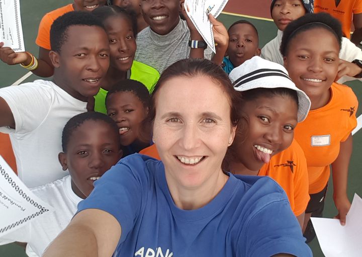 Magali et les jeunes du club de frontball d’Ermelo après un beau tournoi : "L'Afrique du Sud a le programme de traitement anti-rétroviral le plus important au monde. 4,5 millions d'habitants sont sous traitement" (Photo "Chirldren of the dawn")