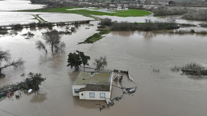 Une maison submergée à Salinas, en Californie (Etats-Unis), le 13 janvier 2023. (JUSTIN SULLIVAN / GETTY IMAGES NORTH AMERICA / AFP)