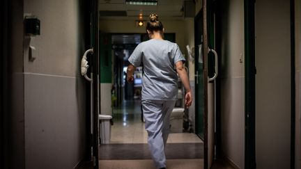 Une infirmière dans&nbsp;le couloir d'une maternité à&nbsp;l'hôpital des Diaconesses, à Paris, le 17 novembre 2020.&nbsp; (MARTIN BUREAU / AFP)