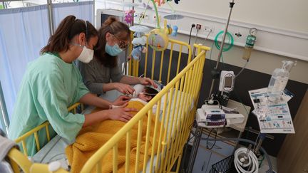 Au service de pédiatrie de l'hôpital Pasteur de Colmar, le 20 octobre 2021. Photo d'illustration. (HERVÉ KIELWASSER / MAXPPP)