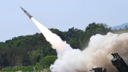 Un tir de missile de l'armée américaine (ATACMS) depuis un lieu non divulgué sur la côte est de la Corée du Sud lors d'un exercice de tir visant à contrer l'essai de missile de la Corée du Nord, le 25 mai 2022. (SOUTH KOREAN DEFENCE MINISTRY / AFP)