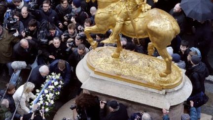 Jean-Marie Le Pen et sa fille dépose une gerbe aux pieds de la statue de Jeanne d'Arc (THOMAS COEX)