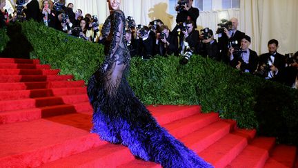 Quatre mois apr&egrave;s avoir accouch&eacute;, Beyonc&eacute; est apparue resplendissante, dans une robe assez transparente,&nbsp;au gala du MET. R.E.S.P.E.C.T. (TIMOTHY A. CLARY / AFP)