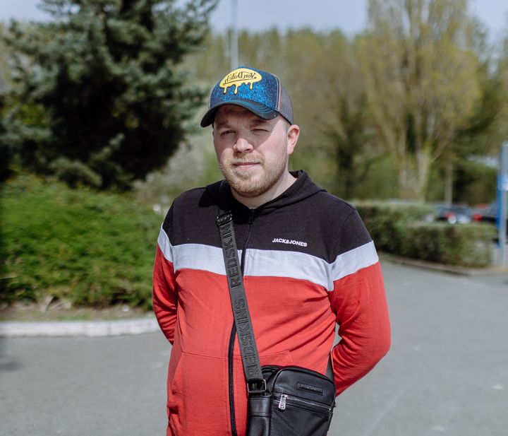 Jonathan pose près d'un supermarché de Bruay-la-Buissière (Pas-de-Calais), le 12 avril 2022. (PIERRE MOREL / FRANCEINFO)