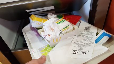 Un plateau plein de déchets et d'emballages chez McDonald's. (JEAN-FRANÇOIS FREY / MAXPPP)