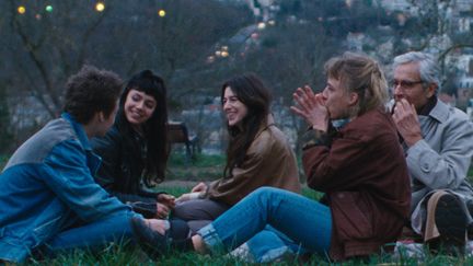 Noée Abita, Charlotte Gainsbourg,&nbsp;Didier Sandre et Megan Northam dans "Les Passagers de la nuit" de&nbsp;Mikhaël Hers (2022). (PYRAMIDE DISTRIBUTION)