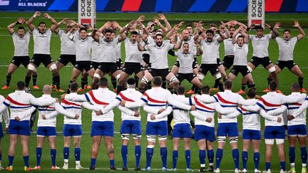 Face-à-face entre Français et Néo-Zélandais réalisant leur traditionnel haka, avant le dernier match ayant opposé les deux équipes, remporté par les Bleus (40 à 25), le 20 novembre 2021 au Stade de France. (ANNE-CHRISTINE POUJOULAT / AFP)