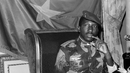 Le président Thomas Sankara, le 7 février 1986 à Paris,&nbsp;pendant une&nbsp;conférence de presse. Il a été assassiné le 15 octobre 1987 lors d'un coup d'Etat, à la suite duquel Blaise Compaoré, son ami intime et compagnon d'armes, a pris le pouvoir.&nbsp;&nbsp; (PASCAL GEORGE / AFP)