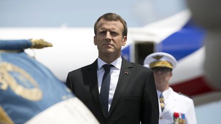 Le président de la République, Emmanuel Macron, à son arrivée à l'aéroport de Cayenne (Guyane), le 26 octobre 2017. (RONAN LIETAR / AFP)