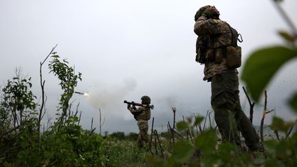 Des soldats ukrainiens tirent vers la ligne de front, près de Bakhmout, le 17 juin 2023. (ANATOLII STEPANOV / AFP)