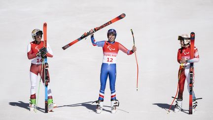 Arthur Bauchet, médaillé d'or sur la descente (catégorie debout) lors des Jeux paralympiques d'hiver, le 5 mars 2022. (ENNIO LEANZA / KEYSTONE)