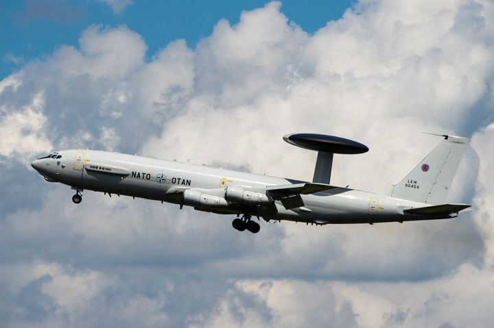 Un avion Awacs de l'Otan, dans le ciel allemand, le 13 juin 2019. (CHRISTOPHE GATEAU / DPA / AFP)