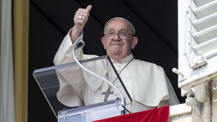 Le pape François donne sa bénédiction aux fidèles lors de la prière de l'Angélus sur la place Saint-Pierre, le 1er septembre 2024 au Vatican. (VATICAN MEDIA / CPP / HANS LUCAS)