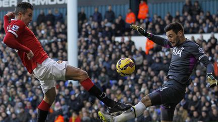 Robin Van Persie (Manchester United) bute sur Hugo Lloris (Tottenham) (IAN KINGTON / AFP)