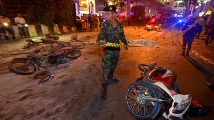 Un soldat tha&iuml;landais sur les lieux de l'attentat de Bangkok (Tha&iuml;lande), le 17 ao&ucirc;t 2015. (PORNCHAI KITTIWONGSAKUL / AFP)