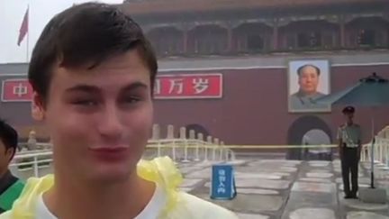 Une capture d'&eacute;cran de la vid&eacute;o de Jack Hyer (ici en Chine), chantant pour demander sa fianc&eacute;e en mariage. ( YOUTUBE)