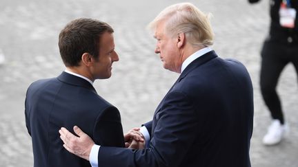 Le commerce mondial est inscrit au menu des discussions des prochaines heures entre le président français Emmanuel Macron et Donald Trump à Washington (ici, les deux hommes le 14 juillet 2017 à Paris). (ALAIN JOCARD / AFP)