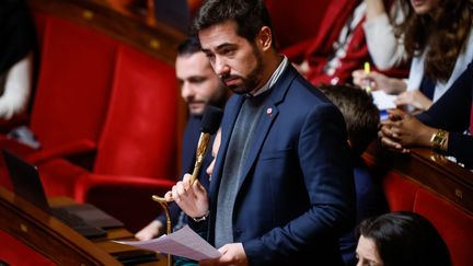 Le député Insoumis Andy Kerbrat lors de la session des questions au gouvernement au palais Bourbon, le 21 mars 2023 (THOMAS PADILLA / MAXPPP)