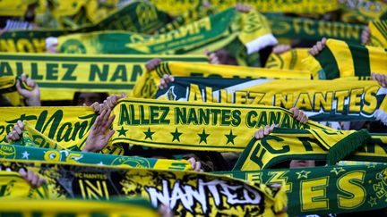 Des écharpes des supporters du FC Nantes, le 5 novembre 2023 lors d'un match contre Reims. (DAMIEN MEYER / AFP)