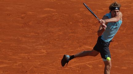 Alexander Zverev lors de son troisième tour au Masters 1000 de Monte-Carlo face à Pablo Carreno Busta, le 14 avril 2022 dans la principauté. (VALERY HACHE / AFP)