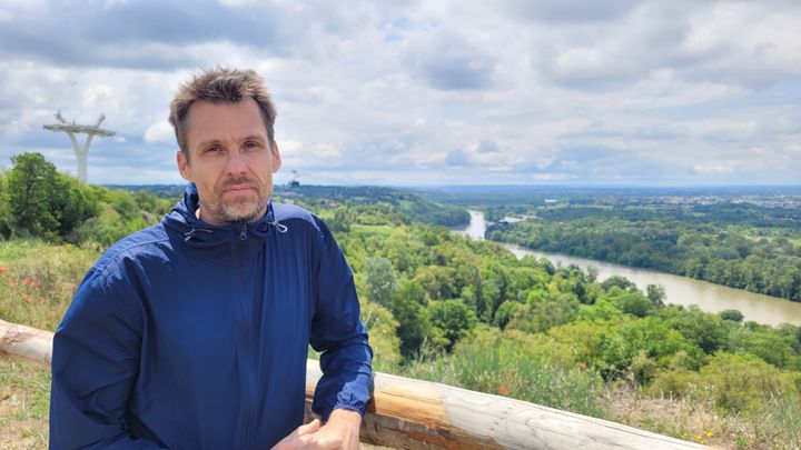 Maxime Le Texier, élu d'opposition au conseil métropolitain toulousain, dénonce un moyen de transport devenu attraction touristique, qui peine à atteindre ses objectifs. (THOMAS GIRAUDEAU / FRANCEINFO)