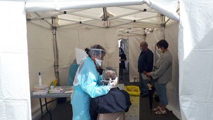 Une opération de dépistage du Covid-19 à Vitré organisée par l'agence régionale de santé de Bretagne, en août 2020. (LOÏCK GUELLEC / FRANCE-BLEU ARMORIQUE)